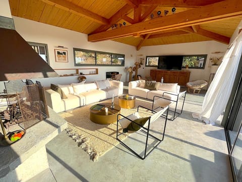 Communal lounge/ TV room, TV and multimedia, Living room, Dining area