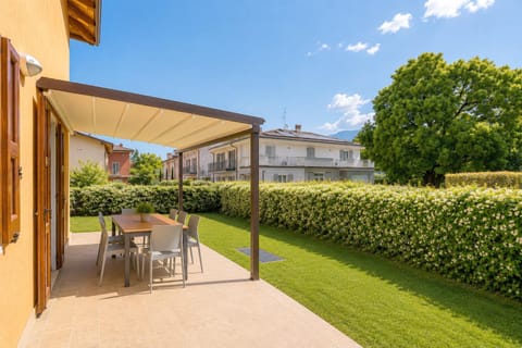 Property building, Patio, Spring, Day, Garden, Dining area, Garden view