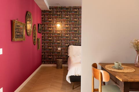 Bed, Living room, Photo of the whole room, Decorative detail, Dining area, Bedroom