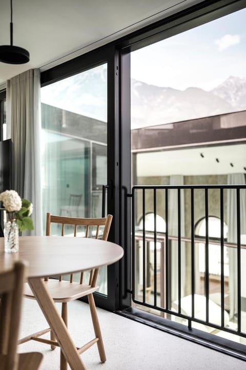 Patio, View (from property/room), Dining area, Garden view