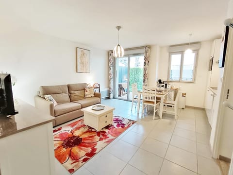 TV and multimedia, Kitchen or kitchenette, Living room, Seating area, Dining area