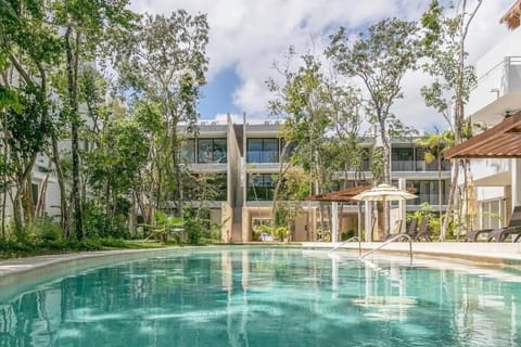 Property building, Spring, Day, Garden, Pool view, Swimming pool, sunbed