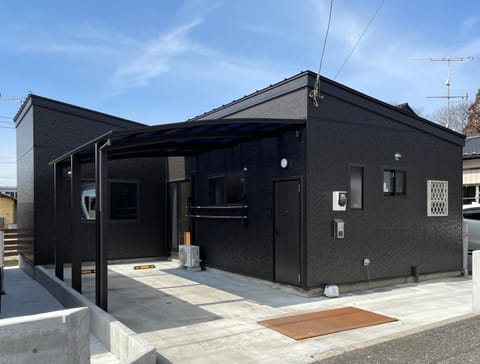 Property building, Garden, Parking