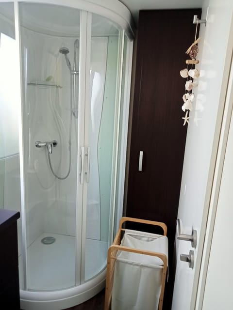 Superdeluxe stacaravan met eigen tuin en parkeerplaats nr 20 Campground/ 
RV Resort in Bredene