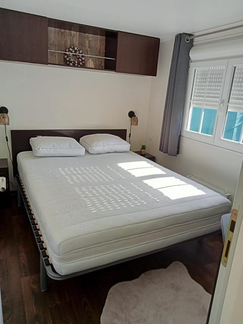 Superdeluxe stacaravan met eigen tuin en parkeerplaats nr 20 Campground/ 
RV Resort in Bredene