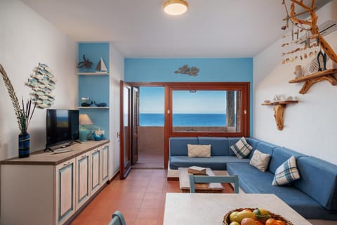 TV and multimedia, Living room, Seating area, Sunset