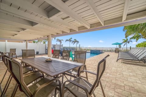 Day, Natural landscape, View (from property/room), Seating area, Dining area, Pool view, Sea view, Swimming pool