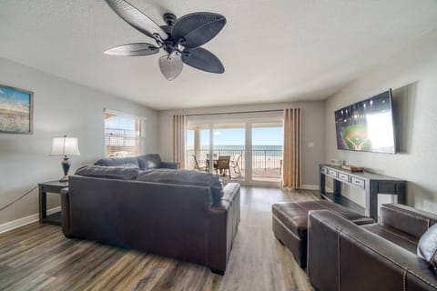 TV and multimedia, Living room, Seating area, fireplace