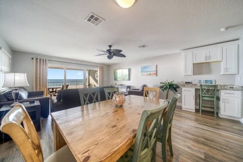 Living room, Seating area, Dining area, fireplace