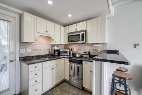 Walk to Commercial Street! Couples Retreat with Deck Apartment in Provincetown