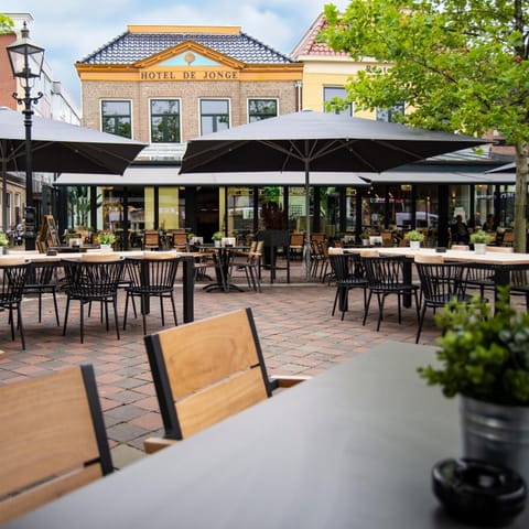 Restaurant/places to eat, Balcony/Terrace
