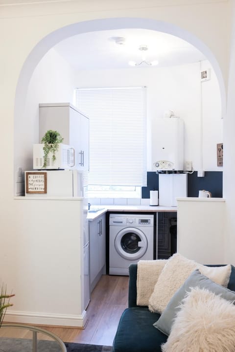 Kitchen or kitchenette, Seating area, washing machine