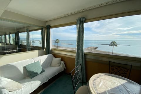 06BH - Beautiful seafront studio Apartment in Nice