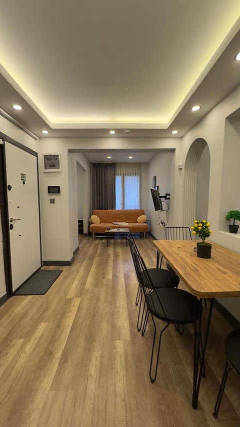 TV and multimedia, Living room, Seating area, Dining area