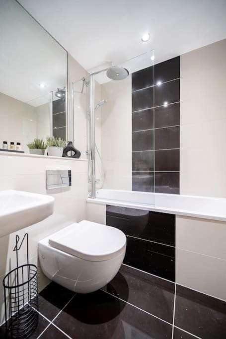 Shower, Toilet, Bathroom, Bath