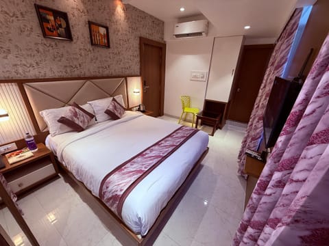 Bed, Living room, Photo of the whole room, Seating area, Bedroom, wardrobe, air conditioner