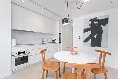 Kitchen or kitchenette, Dining area