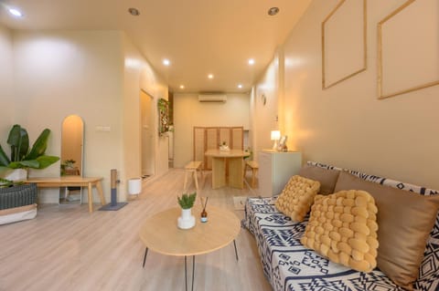 Property building, Living room, Guests, Family