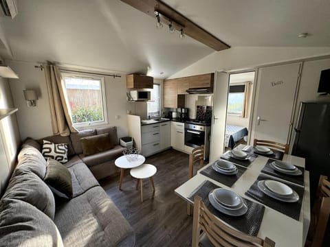 TV and multimedia, Kitchen or kitchenette, Living room, Seating area, Dining area, dishwasher, oven, stove, toaster