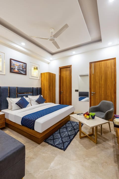 Bed, Photo of the whole room, Seating area, Bedroom, towels, wardrobe, air conditioner