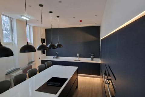 Modern 7-BR Retreat All Ensuite House in Birmingham
