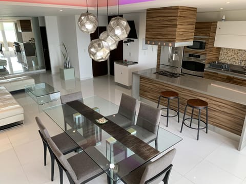 Kitchen or kitchenette, Seating area, Dining area