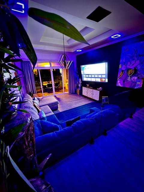 Communal lounge/ TV room, TV and multimedia, Living room, Seating area, Evening entertainment