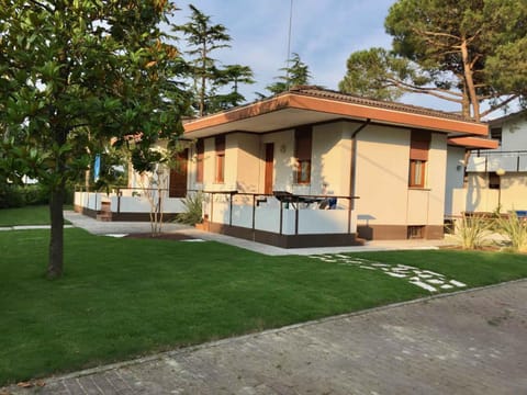 Property building, Summer, Garden