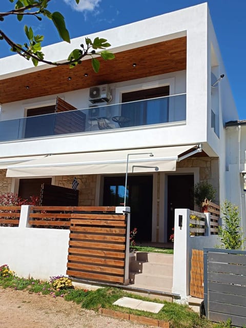 LORA HOME, 250m from the beach House in Nikiti