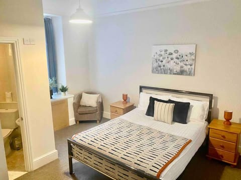 Bright 2 Bedroom Apartment near Seafront Central Penzance Apartment in Penzance