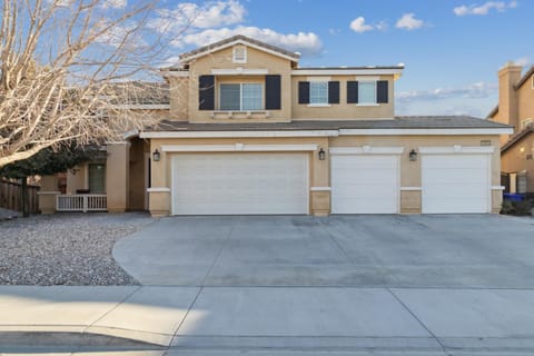 5BR 3BA Home - King Beds - Fast Wifi home House in Victorville