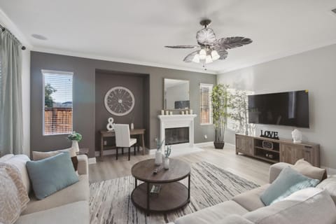 5BR 3BA Home - King Beds - Fast Wifi home House in Victorville