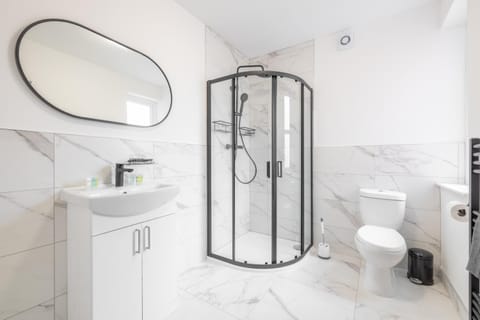 Shower, Toilet, Bathroom, towels