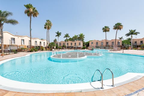 Property building, Day, Swimming pool