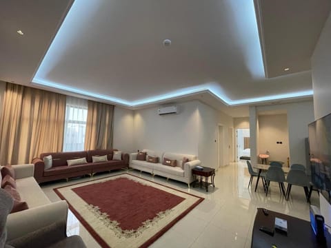 Communal lounge/ TV room, View (from property/room), Living room, Seating area, City view, Street view