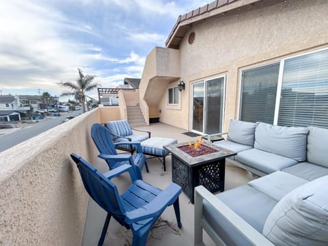 Patio, Balcony/Terrace, Street view