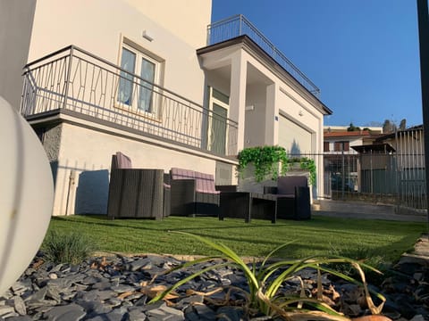 Property building, Day, Garden, Garden, Balcony/Terrace, Garden view