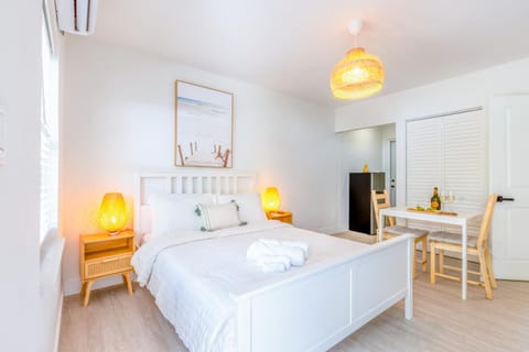 Bed, Photo of the whole room, Dining area, Bedroom