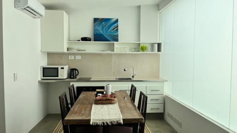Coffee/tea facilities, Dining area, oven, stove, toaster