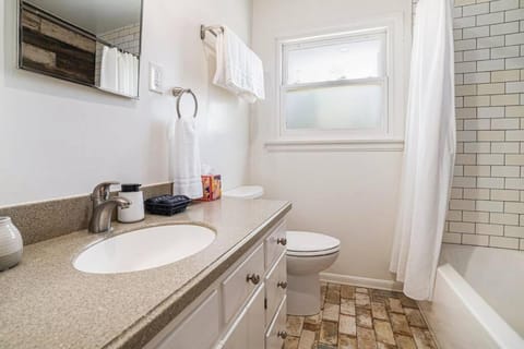 Boutique Charm 3BR w/ Huge Deck House in Bonita