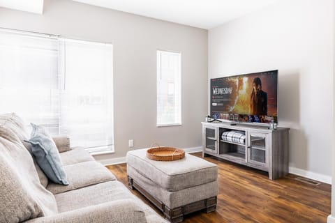 Communal lounge/ TV room, TV and multimedia, Living room, Seating area, Evening entertainment