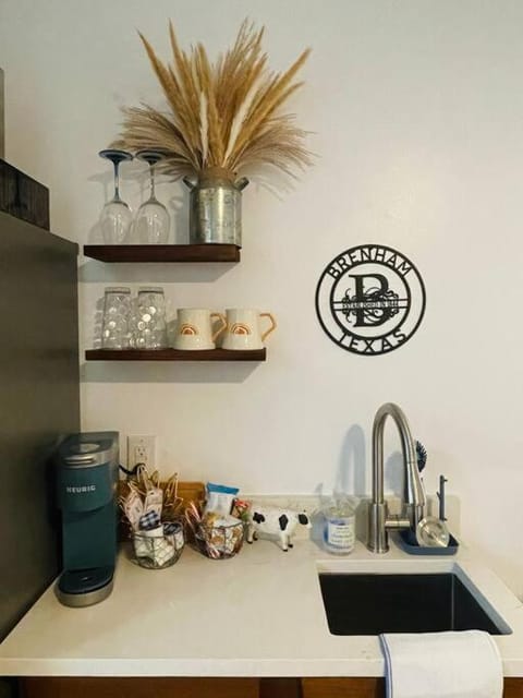 Newly remodeled studio near downtown Brenham House in Brenham