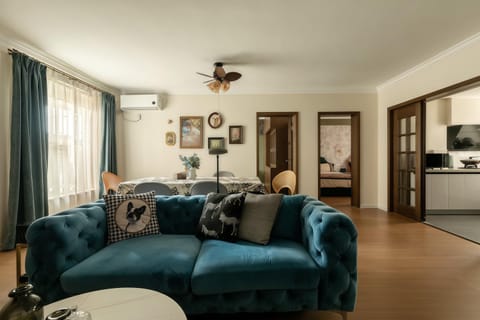 Living room, Seating area, Dining area, air conditioner
