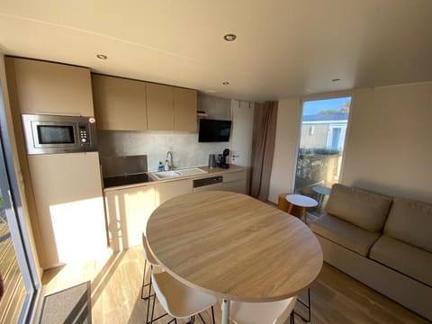 ***Mobil-home confortable 6 pers, 3 ch, 200m plage, piscine, fitness, marché local*** - FR-1-361A-67 House in Jullouville