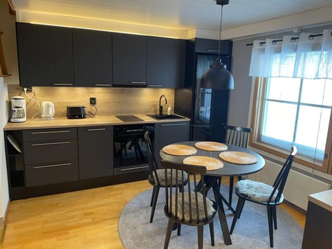 Coffee/tea facilities, Kitchen or kitchenette, Dining area, dishwasher, minibar, pet friendly, stove, toaster