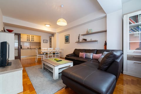 TV and multimedia, Kitchen or kitchenette, Living room, Seating area, Dining area