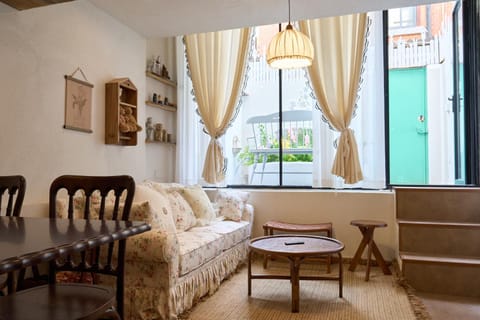Living room, Seating area