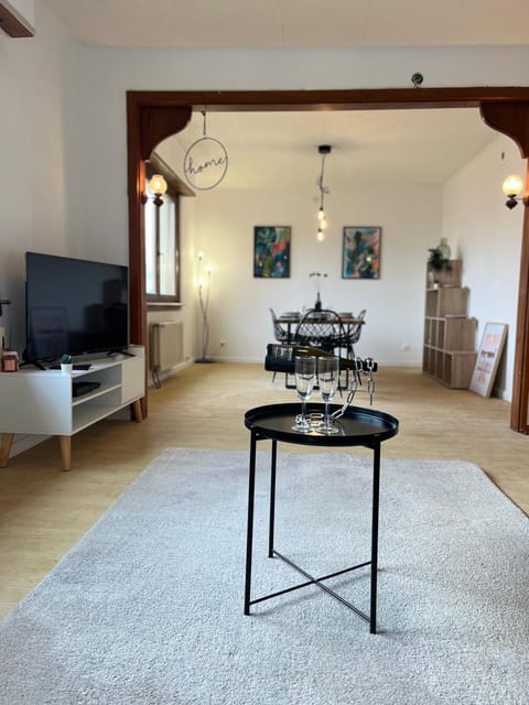 TV and multimedia, Living room, Seating area, Dining area