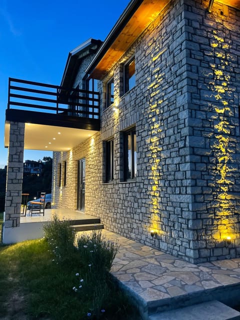 Property building, Facade/entrance, Natural landscape, Floor plan, On site, Landmark view, Area and facilities, acessibility