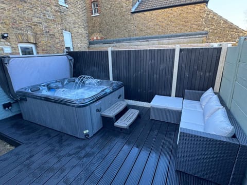 Patio, Garden, Hot Tub, Hot Tub, Seating area